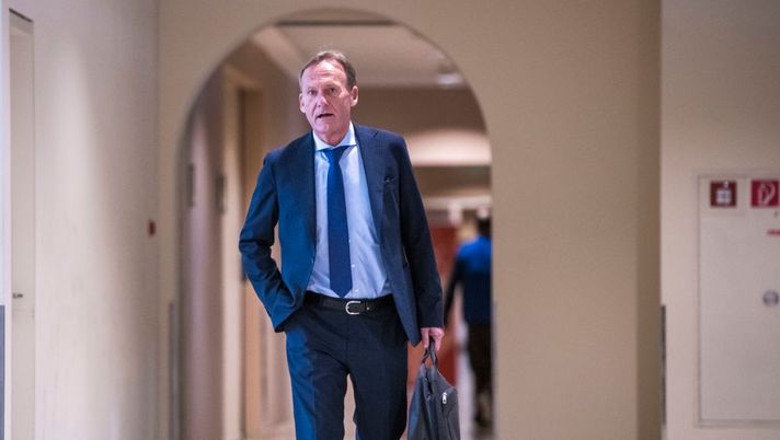 FRANKFURT AM MAIN, GERMANY - MARCH 16: CEO of Borussia Dortmund Hans-Joachim Watzke arrives for the general assembly of the German Football League (DFL) on March 16, 2020 in Frankfurt am Main, Germany. Members of the executive committee of the DFL and clubs of the Bundesliga and Second Bundesliga meet to discuss the postponement of all matches until April 2, 2020 and it's consequences due to the ongoing spread of Covid-19 (Coronavirus). (Photo by Thomas Lohnes/Getty Images) Borussia, l’ad Watzke: “Non attendiamo solo noi il derby con lo Schalke, ma tutti i tedeschi…” - immagine 1