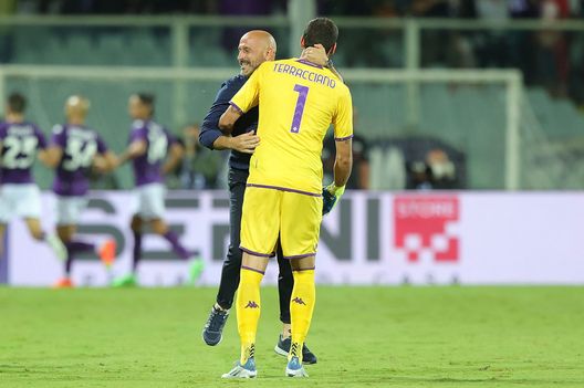 FLORENCE, ITALY - AUGUST 18: Vincenzo Italiano manager of ACF Fiorentina and Pietro Terracciano goalkeeper of ACF Fiorentina celebrates after scoring a goal during the UEFA Europa Conference League 2022/23 Play-offs First Leg match between ACF Fiorentina and FC Twente at Artemio Franchi on August 18, 2022 in Florence, Italy. (Photo by Gabriele Maltinti/Getty Images) Matteini: “Fiorentina brava e fortunata. Ikonè non può sbagliare quei gol”- immagine 2