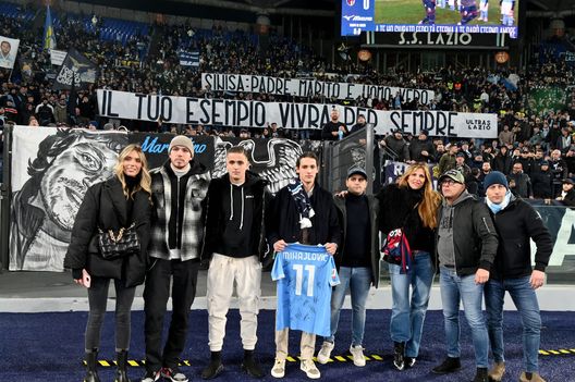 La famiglia di Mihajlovic sotto la Nord La famiglia di Mihajlovic sotto la Nord