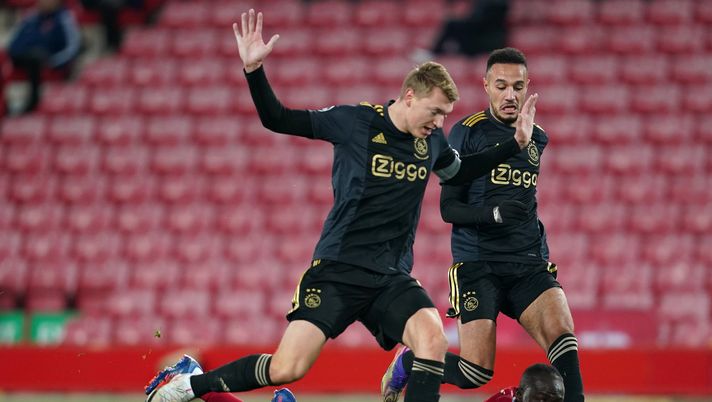 LIVERPOOL, ENGLAND - DECEMBER 01: Sadio Mane of Liverpool is challenged by Perr Schuurs and Jurgen Ekkelenkamp of Ajax during the UEFA Champions League Group D stage match between Liverpool FC and Ajax Amsterdam at Anfield on December 01, 2020 in Liverpool, England. Sporting stadiums around the UK remain under strict restrictions due to the Coronavirus Pandemic as Government social distancing laws prohibit fans inside venues resulting in games being played behind closed doors. (Photo by Jon Super - Pool/Getty Images) Qui Torino: Schuurs a disposizione per la Fiorentina - immagine 1