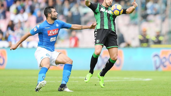 NAPLES, ITALY - OCTOBER 29: Player of SSC Napoli Raul Albiol vies with US Sassuolo player Diego Falcinelli during the Serie A match between SSC Napoli and US Sassuolo at Stadio San Paolo on October 29, 2017 in Naples, Italy.  (Photo by Francesco Pecoraro/Getty Images) 