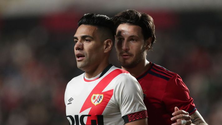 MADRID, SPAIN - FEBRUARY 12: uan Cruz (R) of CA Osasuna reacts close to Radamel Falcao (L) of Rayo Vallecano de Madrid during the LaLiga Santander match between Rayo Vallecano and CA Osasuna at Campo de Futbol de Vallecas on February 12, 2022 in Madrid, Spain. (Photo by Gonzalo Arroyo Moreno/Getty Images) Rayo Vallecano, solo il 40% dei tifosi è soddisfatto di Falcao - immagine 1