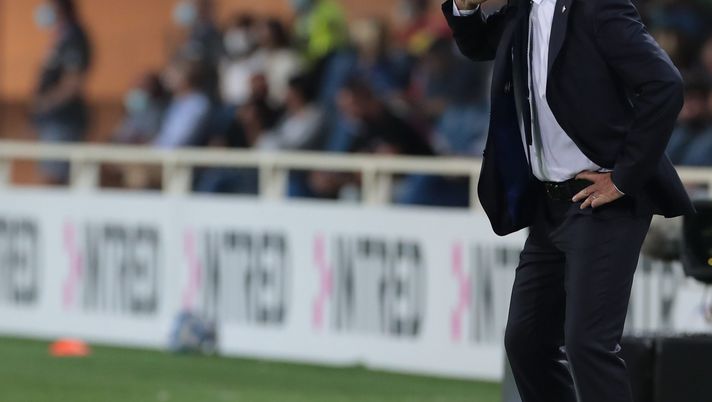 BERGAMO, ITALY - SEPTEMBER 11: Atalanta BC coach Gian Piero Gasperini issues instructions to his players during the Serie A match between Atalanta BC and ACF Fiorentina at Gewiss Stadium on September 11, 2021 in Bergamo, Italy. (Photo by Emilio Andreoli/Getty Images) BERGAMO, ITALY - SEPTEMBER 11: Atalanta BC coach Gian Piero Gasperini issues instructions to his players during the Serie A match between Atalanta BC and ACF Fiorentina at Gewiss Stadium on September 11, 2021 in Bergamo, Italy. (Photo by Emilio Andreoli/Getty Images)