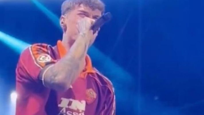 Blanco, concerto con la maglia giallorossa: “Forza Roma, voglio bene anche ai laziali” - immagine 1