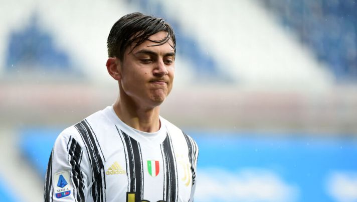 BERGAMO, ITALY - APRIL 18: Paulo Dybala of Juventus looks during the Serie A match between Atalanta BC and Juventus at Gewiss Stadium on April 18, 2021 in Bergamo, Italy. Sporting stadiums around Italy remain under strict restrictions due to the Coronavirus Pandemic as Government social distancing laws prohibit fans inside venues resulting in games being played behind closed doors. (Photo by Pier Marco Tacca/Getty Images) Juve, Dybala salta il Cesena: “le sensazioni di Allegri e i tempi di recupero” - immagine 1