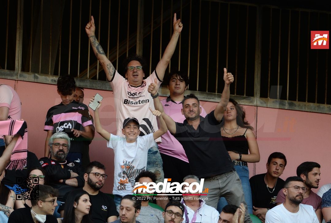 Fototifo, i tifosi allo stadio per Palermo-Feralpisaló 1-0 (gallery) - immagine 59