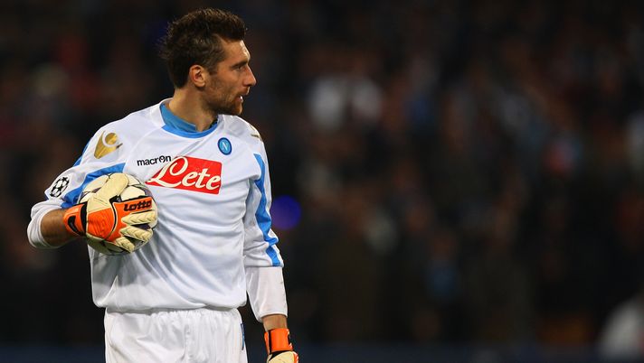 NAPLES, ITALY - NOVEMBER 22: SSC Napoli goalkeeper Morgan De Sanctis looks on during the UEFA Champions League Group A match between SSC Napoli and Manchester City FC at Stadio San Paolo on November 22, 2011 in Naples, Italy. (Photo by Paolo Bruno/Getty Images) NAPLES, ITALY - NOVEMBER 22: SSC Napoli goalkeeper Morgan De Sanctis looks on during the UEFA Champions League Group A match between SSC Napoli and Manchester City FC at Stadio San Paolo on November 22, 2011 in Naples, Italy. (Photo by Paolo Bruno/Getty Images)
