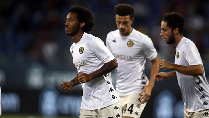 CAGLIARI, ITALY - OCTOBER 01: Gianluca Busio of Venezia in action during the Serie A match between Cagliari Calcio and Venezia FC at Sardegna Arena on October 01, 2021 in Cagliari, Italy. (Photo by Enrico Locci/Getty Images) Venezia, Busio e Cuisance neanche in panchina col Sassuolo: il motivo - immagine 1