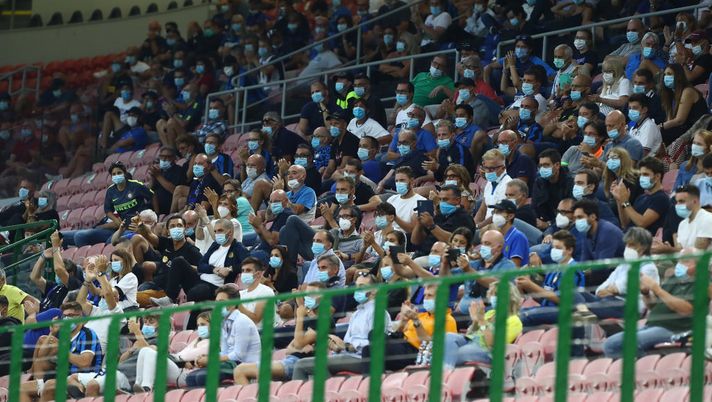 MILAN, ITALY - SEPTEMBER 19: Fans watch the friendly match between FC Internazionale and SC Pisa at Stadio Giuseppe Meazza on September 19, 2020 in Milan, Italy. A limit of 1,000 supporters are allowed into the stadium after matches were played behind closed doors due to Coronavirus restrictions. (Photo by Marco Luzzani/Getty Images) MILAN, ITALY - SEPTEMBER 19: Fans watch the friendly match between FC Internazionale and SC Pisa at Stadio Giuseppe Meazza on September 19, 2020 in Milan, Italy. A limit of 1,000 supporters are allowed into the stadium after matches were played behind closed doors due to Coronavirus restrictions. (Photo by Marco Luzzani/Getty Images)
