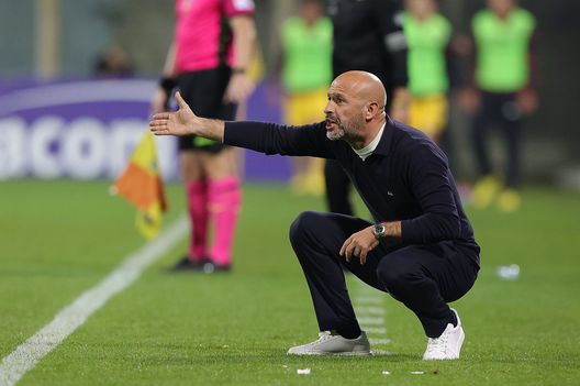 FLORENCE, ITALY - NOVEMBER 09: Vincenzo Italiano manager of ACF Fiorentina gestures during the Serie A match between ACF Fiorentina and Salernitana at Stadio Artemio Franchi on November 9, 2022 in Florence, Italy. (Photo by Gabriele Maltinti/Getty Images) Ct Polonia: “Devo ringraziare Italiano. Con i tecnici grande collaborazione”- immagine 2