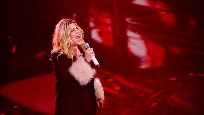 FOTO Emma Marrone si gusta una pizza a Napoli con la maglia degli azzurri - immagine 1