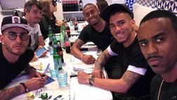 Pizza da Sorbillo, ieri, per il calciatore azzurro Allan. Il brasiliano, peraltro autore di u