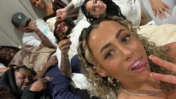 Dele Alli, festino da sballo tra alcol e donne: in 8 sul letto, polemiche dopo gli ultimi scatti - immagine 1