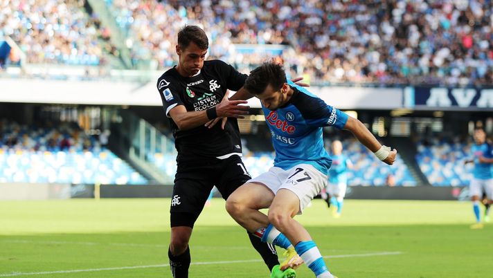 NAPLES, ITALY - SEPTEMBER 10: Khvicha Kvaratskhelia of SSC Napoli battles for possession with Jakub Kiwior of Spezia Calcio during the Serie A match between SSC Napoli and Spezia Calcio at Stadio Diego Armando Maradona on September 10, 2022 in Naples, Italy. (Photo by Francesco Pecoraro/Getty Images) kvaratskhelia