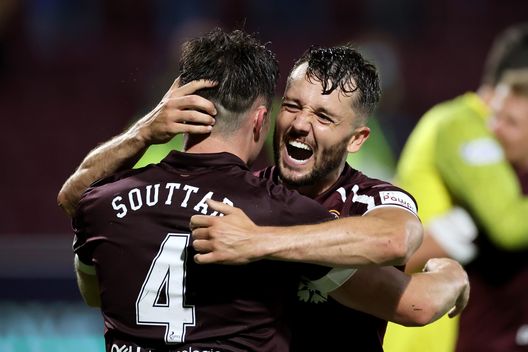 EDINBURGH, SCOTLAND - JULY 31: John Souttar of Heart of Midlothian celebrates with teammate Craig Halkett following the Ladbrokes Scottish Premiership match between Heart of Midlothian and Celtic at Tynecastle Park on July 31, 2021 in Edinburgh, Scotland. (Photo by Steve Welsh/Getty Images) L’annuncio degli Hearts: stadio sold out per la Fiorentina in Conference- immagine 2