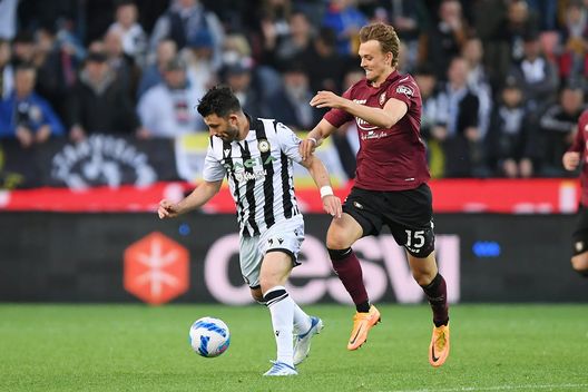 UDINE, ITALY - APRIL 20: Tolgay Arslan of Udinese Calcio vies with Emil Bohinen of US Salernitana during the Serie A match between Udinese Calcio and US Salernitana at Dacia Arena on April 20, 2022 in Udine, Italy. (Photo by Francesco Pecoraro/Getty Images)