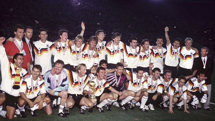 ROME, ITALY - JULY 08: WM 1990 in ITALIEN, Finale, Rom; DEUTSCHLAND - ARGENTINIEN (GER - ARG) 1:0; TAEM DEUTSCHLAND - WELTMEISTER 1990 - (Photo by Bongarts/Getty Images) ROME, ITALY - JULY 08: WM 1990 in ITALIEN, Finale, Rom; DEUTSCHLAND - ARGENTINIEN (GER - ARG) 1:0; TAEM DEUTSCHLAND - WELTMEISTER 1990 - (Photo by Bongarts/Getty Images)