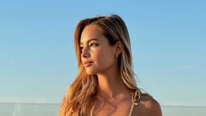 Viky Varga, auguri sexy per Pasquetta. Lady Pellé festeggia in bikini, fisico super Viky Varga, auguri sexy per Pasquetta. Lady Pellé festeggia in bikini, fisico super - immagine 1