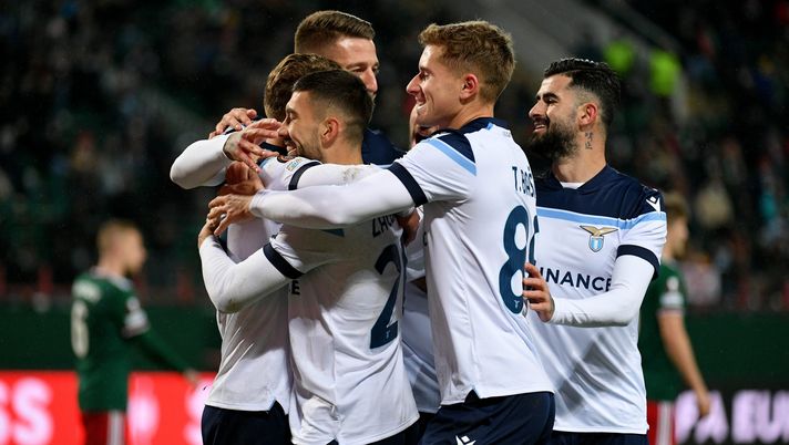 MOSCOW, RUSSIA - NOVEMBER 25: Ciro Immobile of SS Lazio celebrates after scoring the second goal a penalty of his team with his teammates during the UEFA Europa League group E match between Lokomotiv Moskva and SS Lazio at RZD Arena on November 25, 2021 in Moscow, Russia. (Photo by Marco Rosi - SS Lazio/Getty Images) MOSCOW, RUSSIA - NOVEMBER 25: Ciro Immobile of SS Lazio celebrates after scoring the second goal a penalty of his team with his teammates during the UEFA Europa League group E match between Lokomotiv Moskva and SS Lazio at RZD Arena on November 25, 2021 in Moscow, Russia. (Photo by Marco Rosi - SS Lazio/Getty Images)