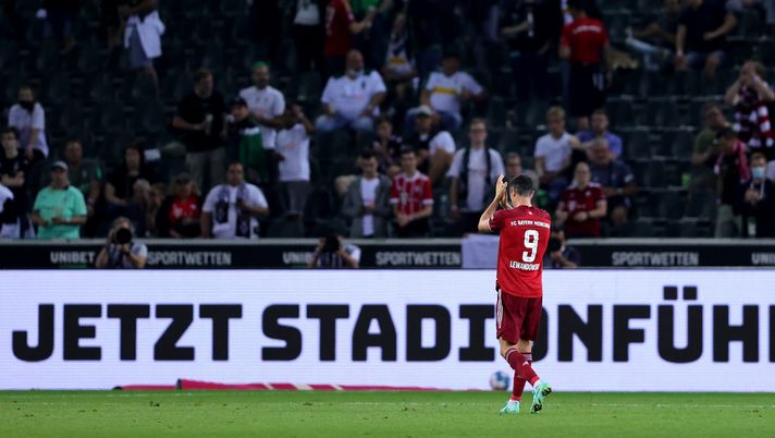 MOENCHENGLADBACH, GERMANY - AUGUST 13: Robert Lewandowski of Bayern Munich applauds the fans following the Bundesliga match between Borussia Monchengladbach and FC Bayern Munchen at Borussia-Park on August 13, 2021 in Moenchengladbach, Germany. (Photo by Joosep Martinson/Getty Images,) MOENCHENGLADBACH, GERMANY - AUGUST 13: Robert Lewandowski of Bayern Munich applauds the fans following the Bundesliga match between Borussia Monchengladbach and FC Bayern Munchen at Borussia-Park on August 13, 2021 in Moenchengladbach, Germany. (Photo by Joosep Martinson/Getty Images,)