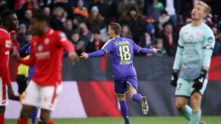 MAINZ, GERMANY - JANUARY 18: Nils Petersen of Freiburg celebrates his team's second goal during the Bundesliga match between 1. FSV Mainz 05 and Sport-Club Freiburg at Opel Arena on January 18, 2020 in Mainz, Germany. (Photo by Alex Grimm/Bongarts/Getty Images) MAINZ, GERMANY - JANUARY 18: Nils Petersen of Freiburg celebrates his team's second goal during the Bundesliga match between 1. FSV Mainz 05 and Sport-Club Freiburg at Opel Arena on January 18, 2020 in Mainz, Germany. (Photo by Alex Grimm/Bongarts/Getty Images)