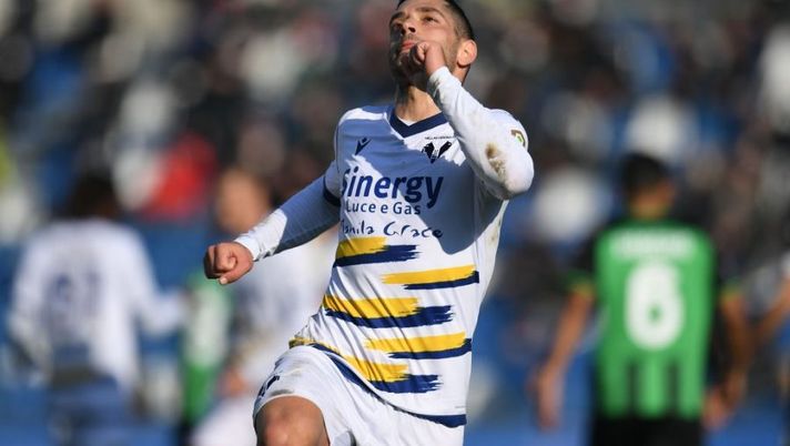 REGGIO NELL'EMILIA, ITALY - JANUARY 16: Gianluca Caprari of Hellas Verona celebrates after scoring the opening goal during the Serie A match between US Sassuolo and Hellas Verona FC at Mapei Stadium - Citta' del Tricolore on January 16, 2022 in Reggio nell'Emilia, Italy. (Photo by Alessandro Sabattini/Getty Images) I migliori attaccanti del 2022: i 6 che hanno segnato di più nel girone di ritorno, fuori Vlahovic - immagine 1