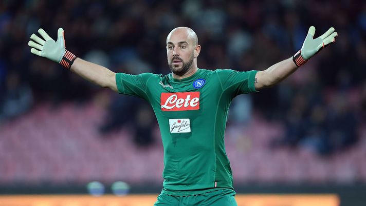 NAPLES, ITALY - NOVEMBER 18:  Pepe Reina of SSC Napoli in action during the Serie A match between SSC Napoli and AC Milan at Stadio San Paolo on November 18, 2017 in Naples, Italy.  (Photo by Francesco Pecoraro/Getty Images)  NAPLES, ITALY - NOVEMBER 18:  Pepe Reina of SSC Napoli in action during the Serie A match between SSC Napoli and AC Milan at Stadio San Paolo on November 18, 2017 in Naples, Italy.  (Photo by Francesco Pecoraro/Getty Images)