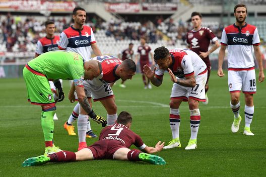 TURIN, ITALY - APRIL 15:  Andrea Belotti (C) of FC Torino is contested by the FC Crotone players during the Serie A match between FC Torino and FC Crotone at Stadio Olimpico di Torino on April 15, 2017 in Turin, Italy.  (Photo by Valerio Pennicino/Getty Images) 