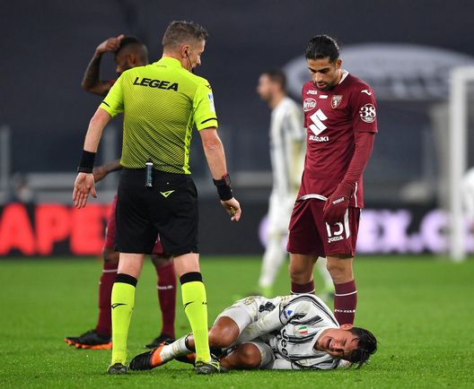 TURIN, ITALY - DECEMBER 05: Paulo Dybala of Juventus reacts following a tackle during the Serie A match between Juventus and Torino FC at Allianz Stadium on December 05, 2020 in Turin, Italy. Football Stadiums around Italy remain empty due to the Coronavirus Pandemic as Government social distancing laws prohibit fans inside venues resulting in fixtures being played behind closed doors. (Photo by Valerio Pennicino/Getty Images) TURIN, ITALY - DECEMBER 05: Paulo Dybala of Juventus reacts following a tackle during the Serie A match between Juventus and Torino FC at Allianz Stadium on December 05, 2020 in Turin, Italy. Football Stadiums around Italy remain empty due to the Coronavirus Pandemic as Government social distancing laws prohibit fans inside venues resulting in fixtures being played behind closed doors. (Photo by Valerio Pennicino/Getty Images)