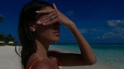 “Blue deep”. Belen in riva al mare è uno spettacolo: scollatura da urlo