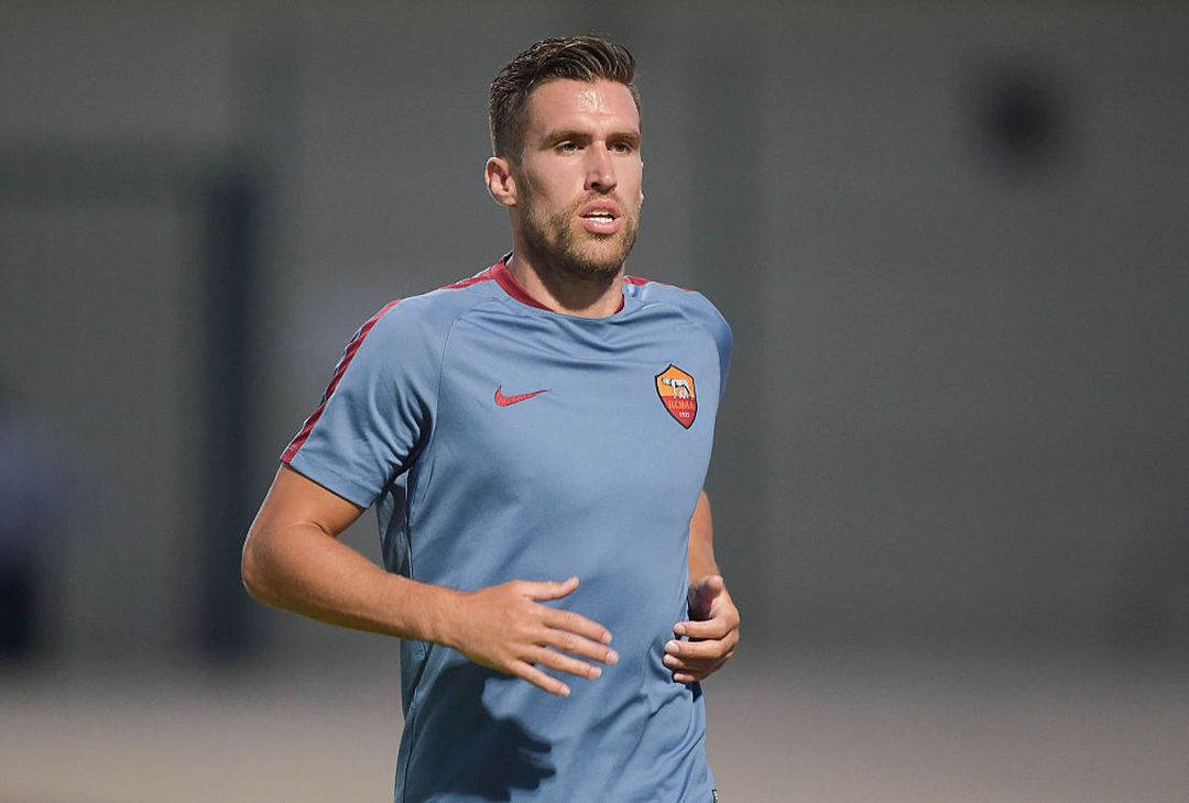  Kevin Strootman attends an As Roma training session at  on May 19, 2016 in Al Ain, United Arab Emirates. 