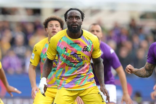 FLORENCE, ITALY - APRIL 08: M'bala Nzola of Spezia Calcio looks on during the Serie A match between ACF Fiorentina and Spezia Calcio at Stadio Artemio Franchi on April 8, 2023 in Florence, Italy. (Photo by Gabriele Maltinti/Getty Images) Tuttosport: Commisso incassa grazie alle Coppe, lievita un nome per l’attacco- immagine 2