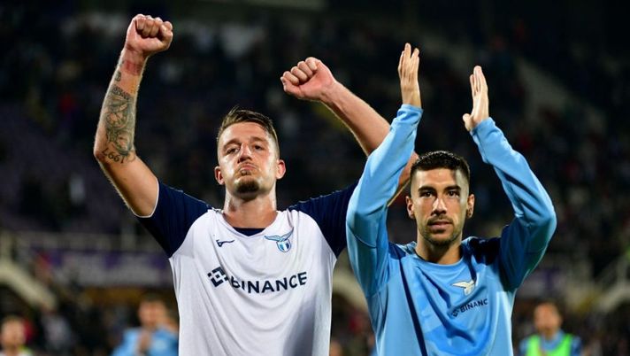 FLORENCE, ITALY - OCTOBER 10: Sergej Milinkovic Savic and Mattia Zaccagni of SS Lazio celebrate a victory after the Serie A match between ACF Fiorentina and SS Lazio at Stadio Artemio Franchi on October 10, 2022 in Florence, Italy. (Photo by Marco Rosi - SS Lazio/Getty Images) Sarri: “Milinkovic e Zaccagni out, le loro condizioni! Quando tornano Pedro e Romagnoli” - immagine 1