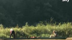 VIDEO / Pechino Express, Caressa che volo! Manca la barca e cade nel fiume