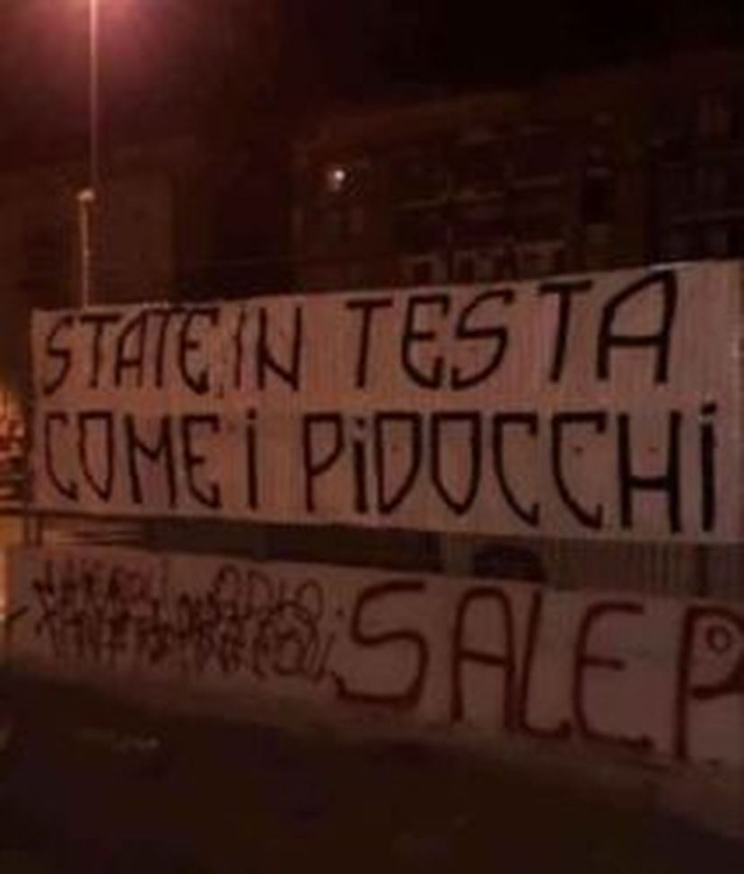 Pidocchi e venditori di calzoni: Salerno e il derby, striscioni duri contro i napoletani- immagine 2