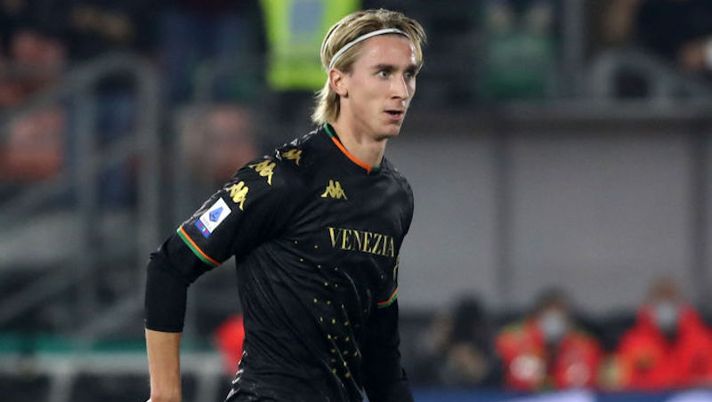 VENICE, ITALY - OCTOBER 18: Dennis Johnsen of Venezia during the Serie A match between Venezia FC and ACF Fiorentina at Stadio Pier Luigi Penzo on October 18, 2021 in Venice, Italy. (Photo by Maurizio Lagana/Getty Images) Johnsen, Ampadu, Caldara, Nani, Haps: chi gioca e chi rischia nel Venezia - immagine 1