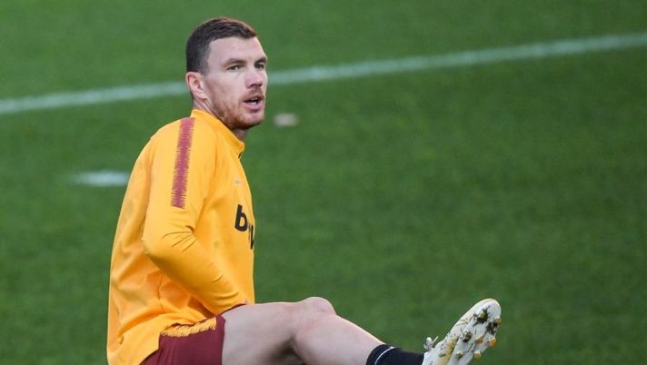AS Roma Bosnian forward Edin Dzeko stretches during a training session on the eve of the UEFA Champions League group G football match AS Rome vs Real Madrid on November 26, 2018 in Rome. (Photo by Tiziana FABI / AFP) (Photo credit should read TIZIANA FABI/AFP/Getty Images) Dzeko, la Gazzetta è convinta: “Rompe con la Roma, sta flirtando in segreto con l’Inter” - immagine 1