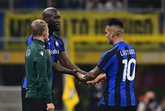 MILAN, ITALY - OCTOBER 26: Romelu Lukaku of FC Internazionale reacts with Lautaro Martinez during the UEFA Champions League group C match between FC Internazionale and Viktoria Plzen at San Siro Stadium on October 26, 2022 in Milan, Italy. (Photo by Mattia Ozbot - Inter/Inter via Getty Images) Dalmat: “Un piacere vedere questa Inter. Ora testa al campionato. I giocatori devono…”- immagine 2