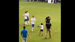 VIDEO / Italia, ‘invasione’ di campo di un piccolo tifoso: il grande gesto di Barella