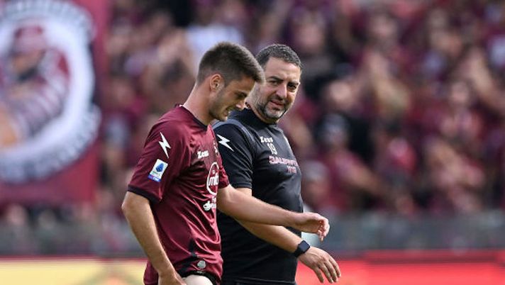 SALERNO, ITALY - OCTOBER 09: Giulio Maggiore of Salernitana injured during the Serie A match between Salernitana and Hellas Verona at Stadio Arechi on October 09, 2022 in Salerno, Italy. (Photo by Francesco Pecoraro/Getty Images) Salernitana, cosa filtra sugli infortuni di Lovato e Maggiore. E Bohinen resta in bilico - immagine 1
