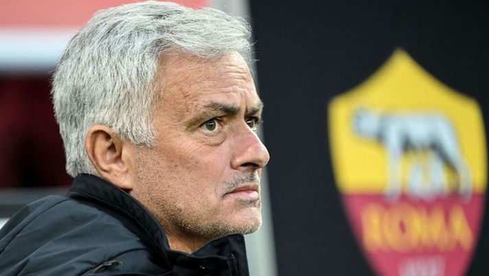 AS Roma's Portuguese coach Jose Mourinho looks on ahead the UEFA Europa League Group semi final second leg football match between Bayer Leverkusen and AS Roma in Leverkusen, on May 18, 2023. (Photo by INA FASSBENDER / AFP) (Photo by INA FASSBENDER/AFP via Getty Images) Mourinho si porta avanti: “Contro la Fiorentina faremo altri cambi di formazione” - immagine 1