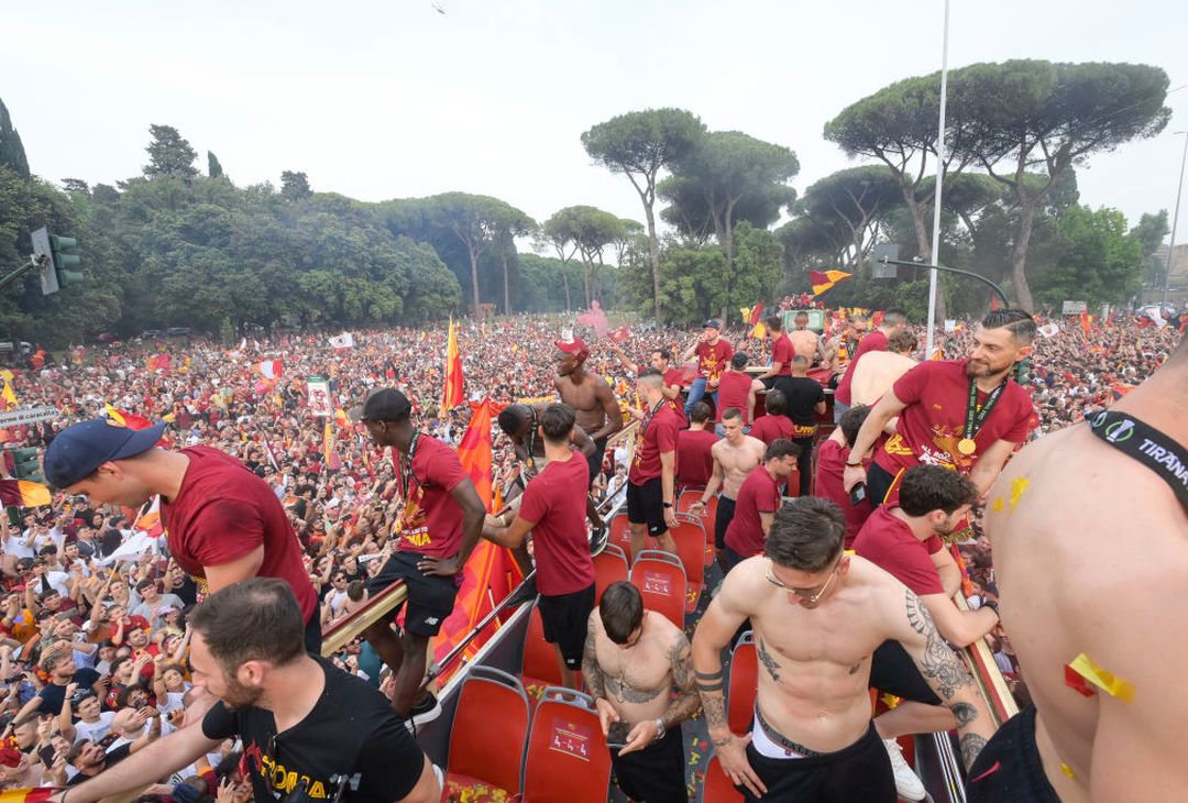 Roma, il popolo giallorosso in festa visto dal pullman della squadra – FOTO GALLERY - immagine 42