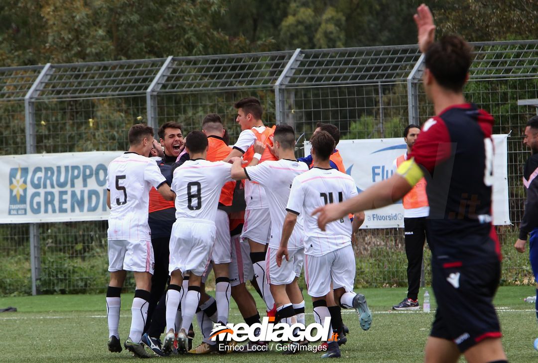  CAGLIARI, ITALY - MAY 05: Simone Santoro of Palermo U19 celebrates with teammates his goal to 1-1 during the Primavera 1 match between Cagliari Calcio U19 and US Citta di Palermo U19 at Stadio Renato Raccis on May 5, 20188.  (Photo by Enrico Locci/Getty Images) 