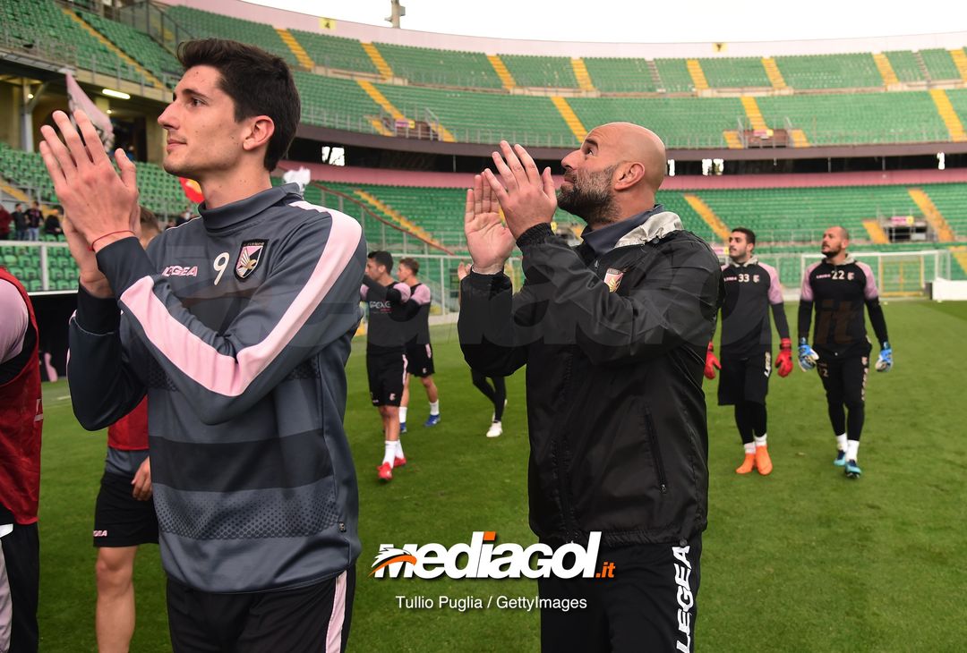  PALERMO, ITALY - MARCH 28: Head coach Roberto Stellone of Palermo greets supporters after a training session at Stadio Renzo Barbera on March 28, 2019 in Palermo, Italy. (Photo by Tullio M. Puglia/Getty Images) 