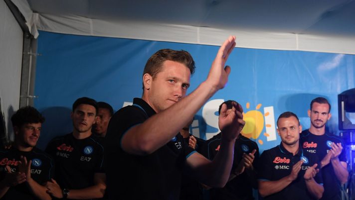DIMARO, ITALY - JULY 16: Piotr Zielinski of Napoli during a team presentation on July 16, 2022 in Dimaro, Italy. (Photo by SSC NAPOLI/SSC NAPOLI via Getty Images) Bayern-Zielinski offerti 20 milioni di euro: secco no del Napoli. La trattativa – CdS - immagine 1