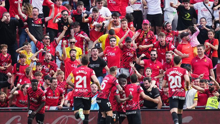 MALLORCA, SPAIN - MARCH 12: Kang-In Lee (obscured) of RCD Mallorca celebrates with teammates after scoring the team's first goal during the LaLiga Santander match between RCD Mallorca and Real Sociedad at Visit Mallorca Estadi on March 12, 2023 in Mallorca, Spain. (Photo by Alex Caparros/Getty Images)  liga