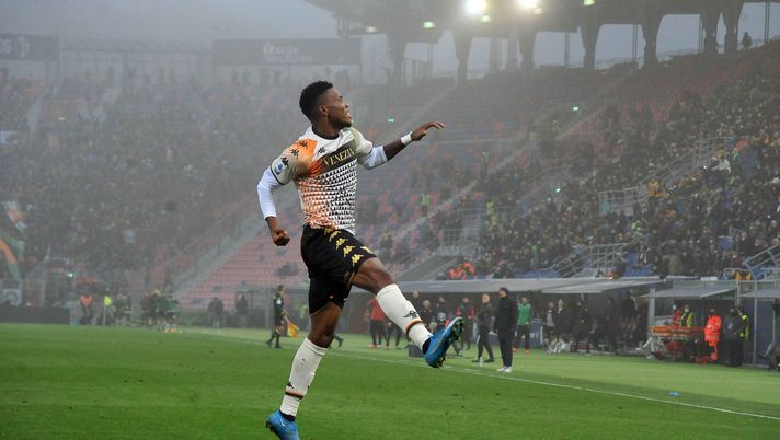 BOLOGNA, ITALY - NOVEMBER 21: David Okereke of Venezia FC celebrates after scoring the opening goal during the Serie A match between Bologna FC and Venezia FC at Stadio Renato Dall'Ara on November 21, 2021 in Bologna, Italy. (Photo by Mario Carlini / Iguana Press/Getty Images) Fantacalcio Venezia, si ferma Okereke: le condizioni dell’attaccante - immagine 1
