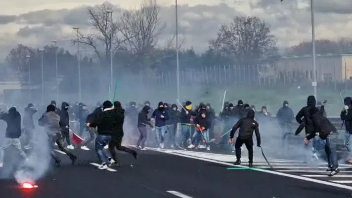 scontri ultras napoli roma scontri