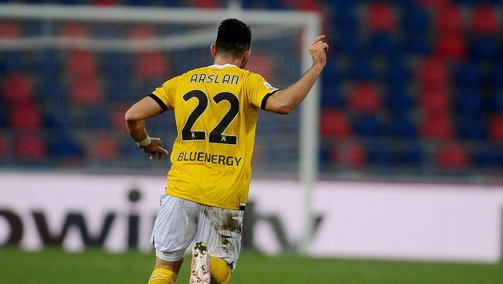 Tolgay Arslan esulta dopo il gol del 2-2 realizzato al 92' contro il Bologna 