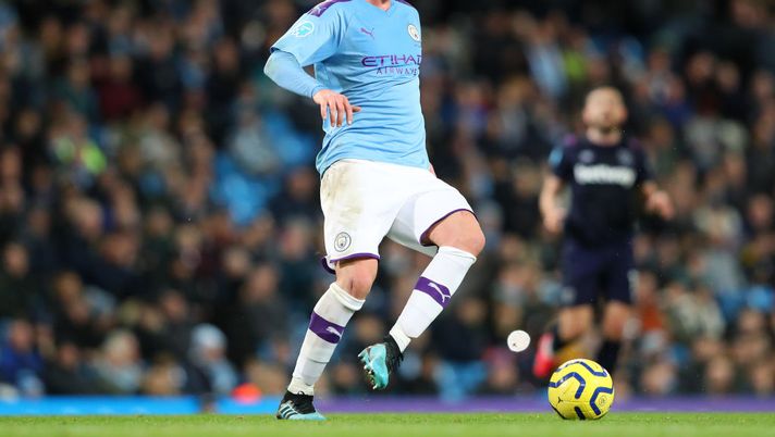 MANCHESTER, ENGLAND - FEBRUARY 19:  Aymeric Laporte of Manchester City controls the ball during the Premier League match between Manchester City and West Ham United at Etihad Stadium on February 19, 2020 in Manchester, United Kingdom. (Photo by Alex Livesey/Getty Images) 